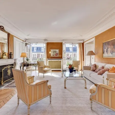 Elegant And Perfectly Maintained Paris