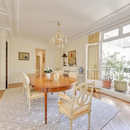 Elegant And Perfectly Maintained * Paris